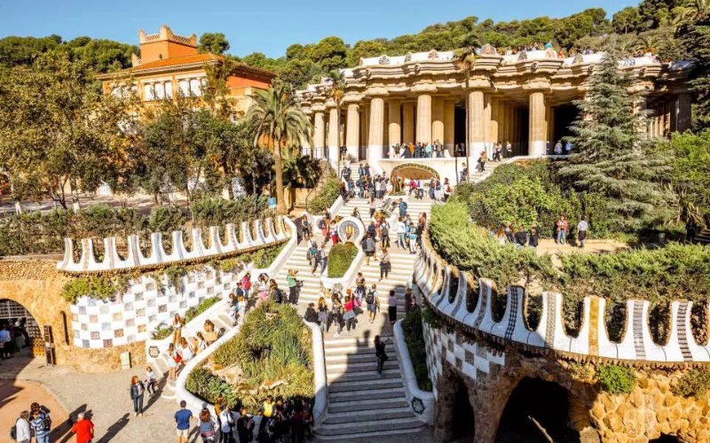 Công viên Güell nổi tiếng ở thành phố Barcelona sôi động