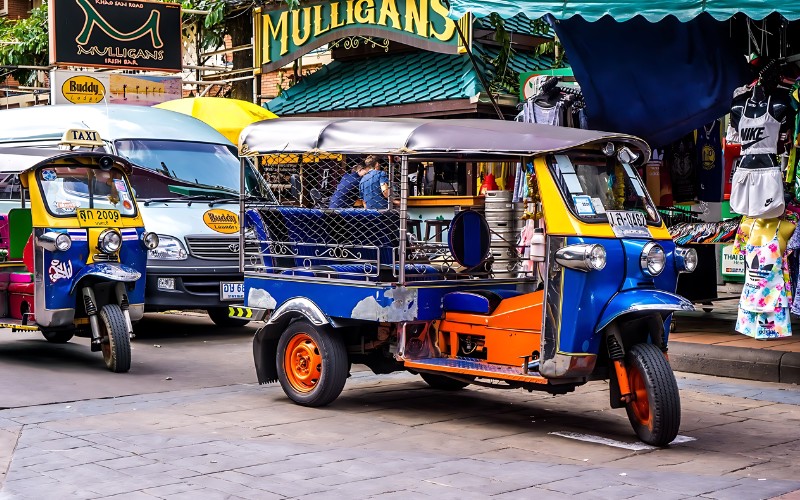 Tuk-tuk là phương tiện di chuyển phổ biến của du khách Thái