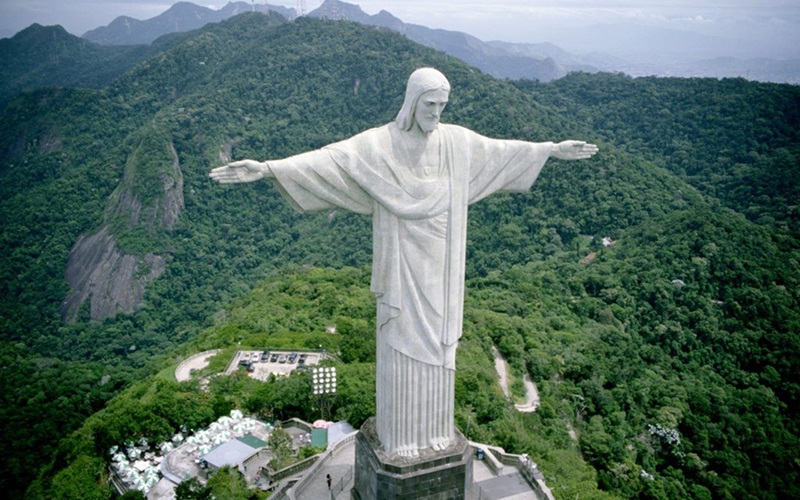 Tượng Cristo Redentor là biểu tượng tôn giáo nổi tiếng của Brazil