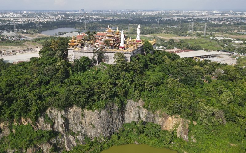 Chùa Châu Thới, được xây dựng vào năm 1612, tọa lạc trên đỉnh núi cùng tên