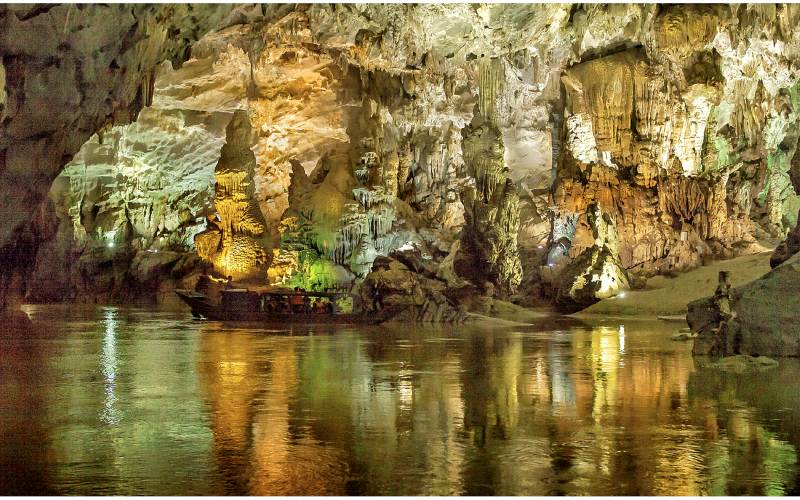 Hồ ngầm tại động phong nha