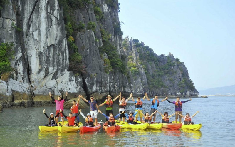 chèo thuyền kayak hạ long tại Vụng Tùng Sâu