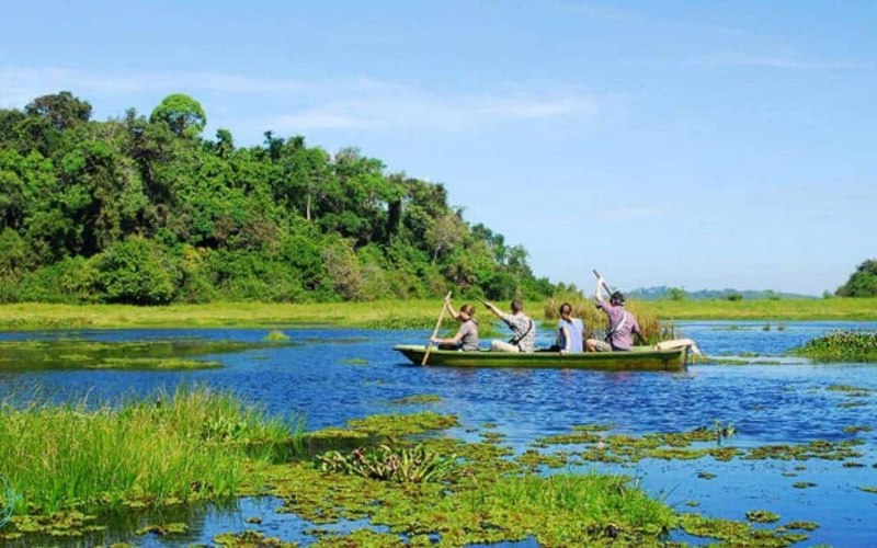 đi thuyền trên hồ Bàu Sấu