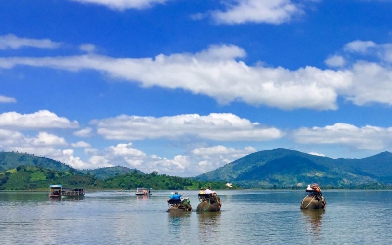 Cưỡi voi băng qua hồ