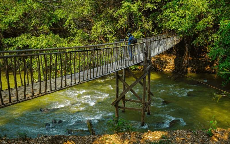 Vượt cầu treo Buôn Đôn