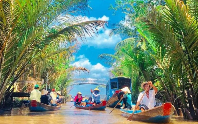 Lướt xuồng trên cù lao Thới Sơn