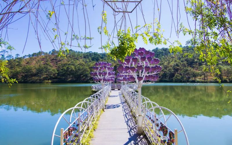 Cầu Tình yêu hồ Đa Thiện