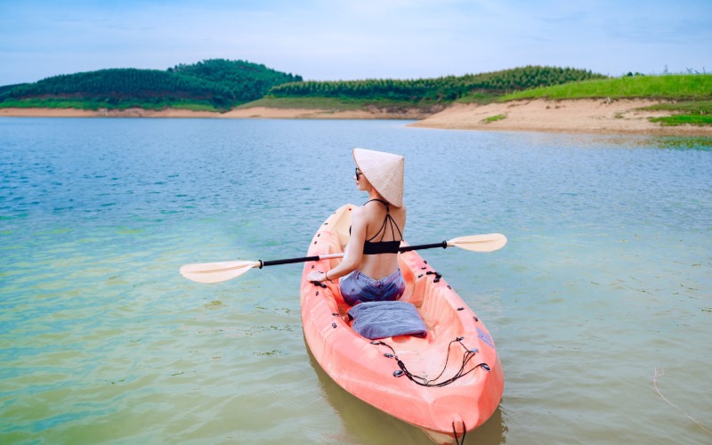 Chèo kayak giữa hồ thác bà