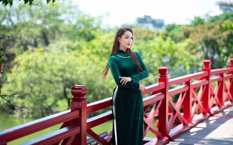 Chụp ảnh trên Cầu Thê Húc