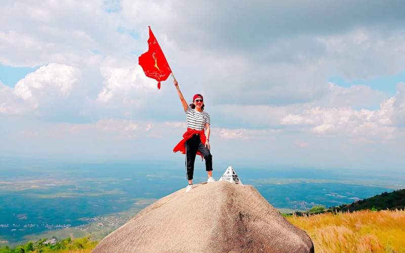 cột mốc cao nhất trên núi chứa chan