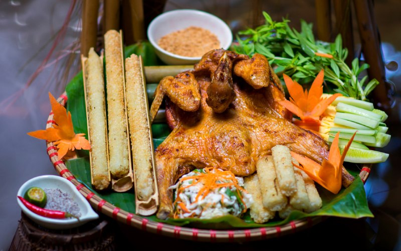 Gà nướng cơm lam