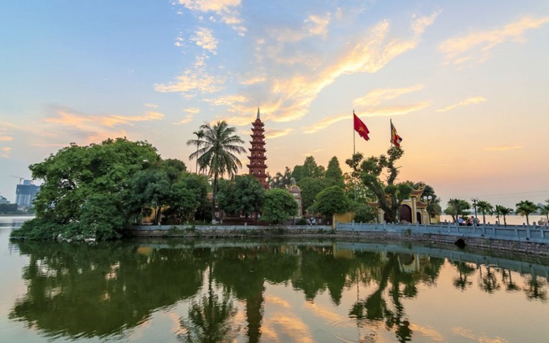 tham quan chùa Trấn Quốc