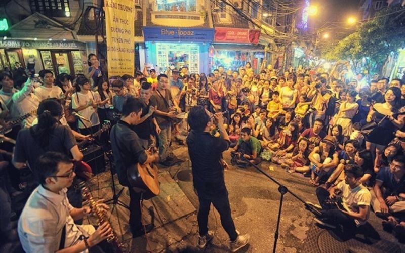 biểu diễn âm nhạc ở phố tạ hiện