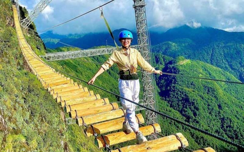 Cảm giác mạnh khi bước đi trên không