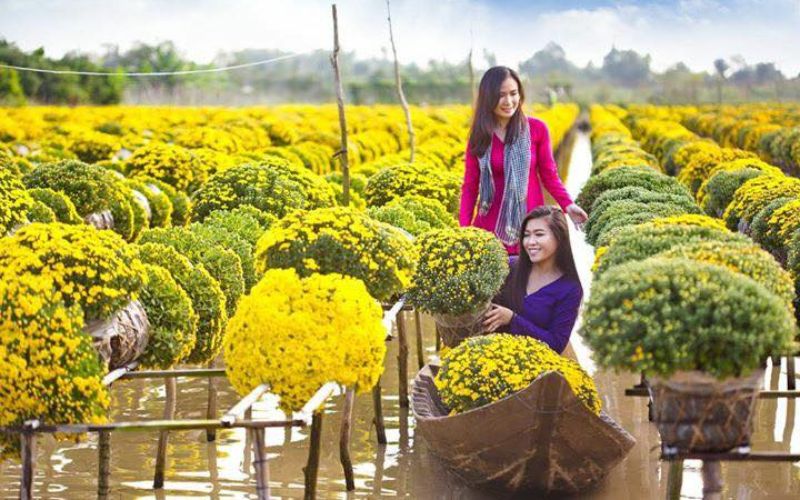 chèo xuồng giữa làng hoa