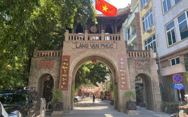 Cổng Làng Lụa Vạn Phúc