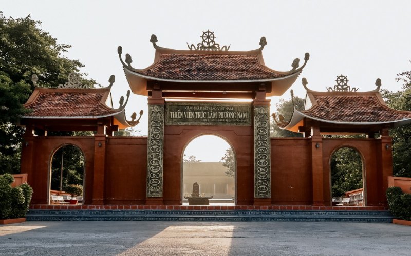 cong-tam-quan-thien-vien-truc-lam-phuong-nam