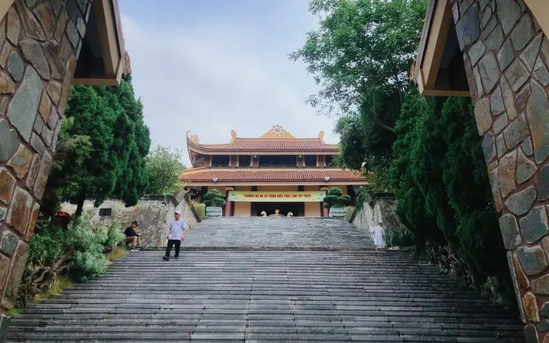 di-chuyen-trong-thien-vien-truc-lam-tay-thien