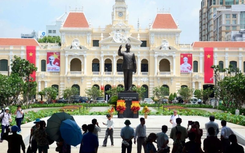 Tượng đài Chủ tịch Hồ Chí Minh