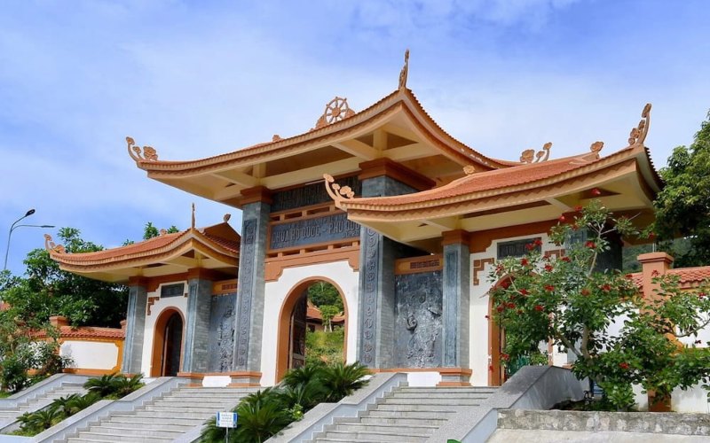 cong-tam-quan-thien-vien-truc-lam-ho-quoc