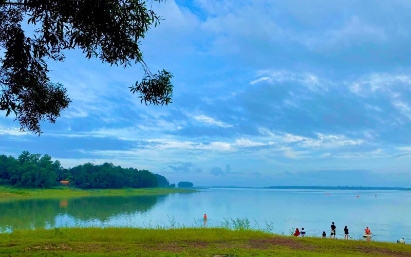 Nên đi cắm trại Hồ Trị An thời gian nào