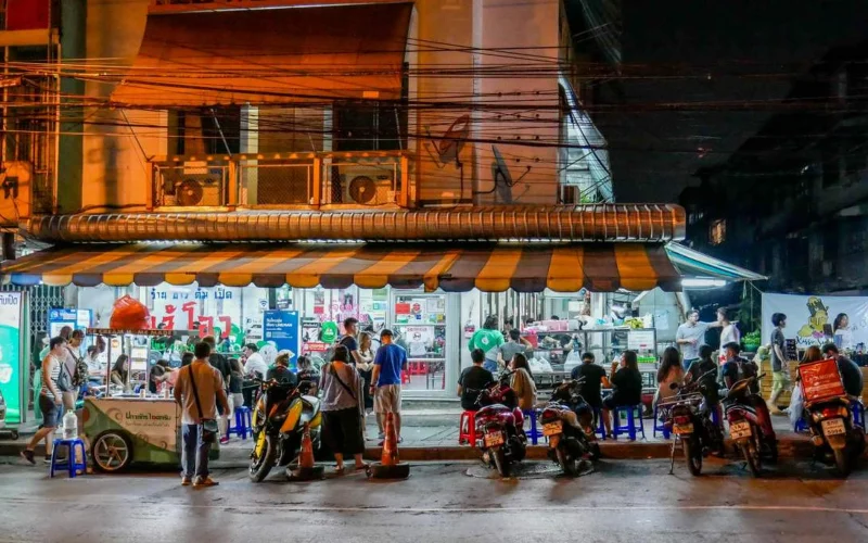 Jeh O Chula 2026 – Cẩm nang săn mì Tom Yum Mama huyền thoại giữa lòng Bangkok