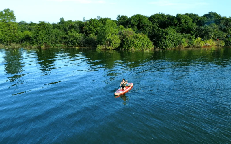 chèo sup trên hồ trị an