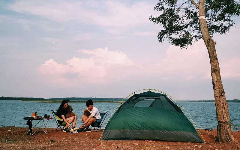 thời gian đi cắm trại hồ trị an