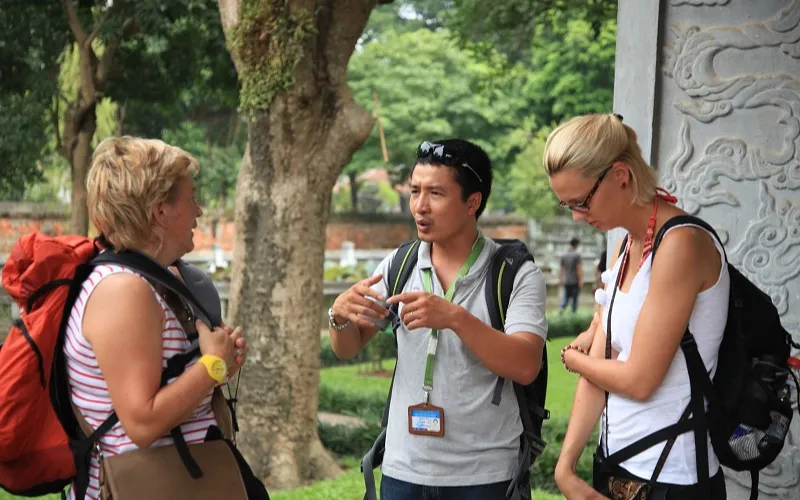 hướng dẫn viên du lịch tiếng anh là gì