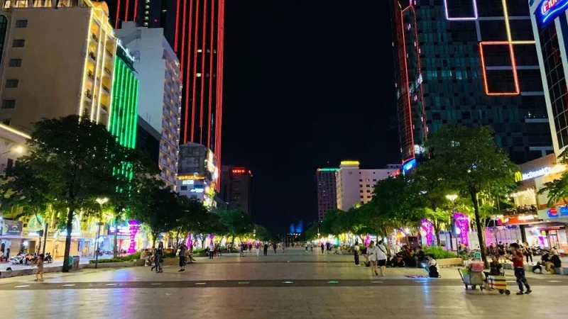 Review phố đi bộ Nguyễn Huệ – Thiên đường vui chơi, sống ảo và giải trí ở TpHCM